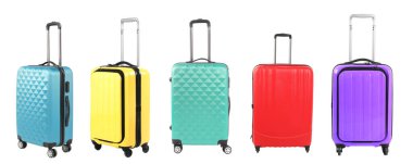 Beyaz arkaplanda farklı renklerde bavullar, set