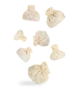 Lezzetli khinkali (Gürcistan hamur tatlısı) beyaz arka plana düşüyor