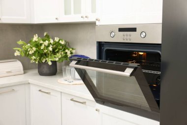 Mutfakta elektrikli fırın aç. Yemek pişirme aygıtı