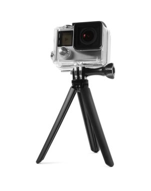 Modern aksiyon kamerası ve tripod beyaza izole edilmiş.