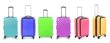 Beyaz arkaplanda renkli bavullar, set