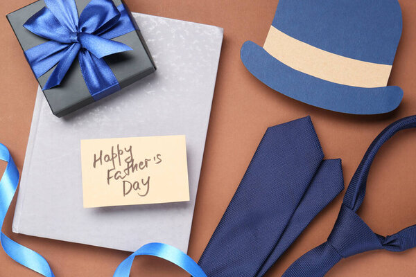 Tarjeta Con Frase Feliz Día Del Padre Regalo Libro Corbata — Foto de Stock