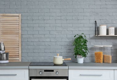 Gri tuğla duvarlı şık bir mutfak. Metin için boşluk