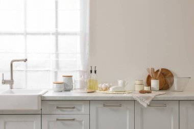 Bej duvarlı, şık bir mutfak. Metin için boşluk