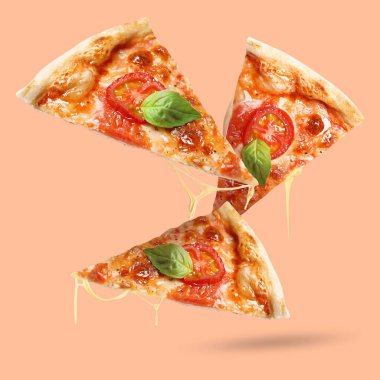 Renkli arka planda havada lezzetli pizza dilimleri