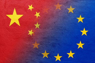 Taştan yüzeyde Avrupa Birliği ve Çin bayrakları, çifte pozlama