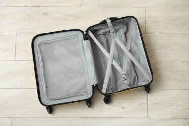 Boş bavulu aç. İçerde seyahat etmek için. Üst manzara.