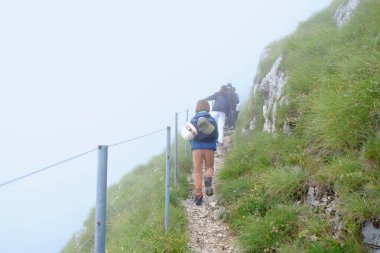 Sisli dağlarda yürüyüş yapan bir grup turist