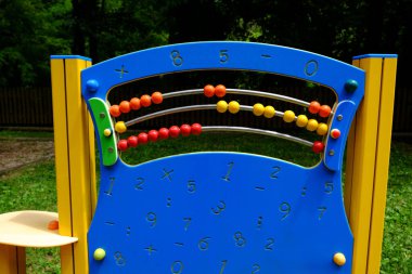 Abaküsle birlikte yazın parkta oyun ekipmanları