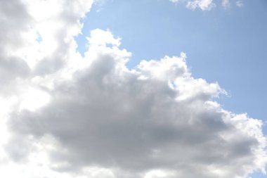 Kabarık bulutlu mavi gökyüzü manzarası