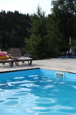 Lüks otellerde açık havuz ve güneşlik yataklar.