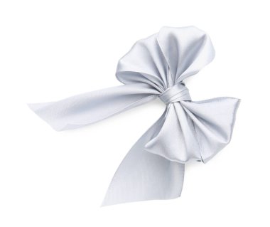 Bir gümüş saten yay beyaz, üst görünümde izole