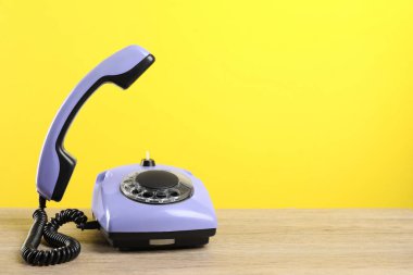 Ahşap masadaki ahşap ahşap telefon, metin için boşluk