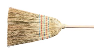 Bir saman süpürgesi beyaza izole edilmiş. Temizlik aracı