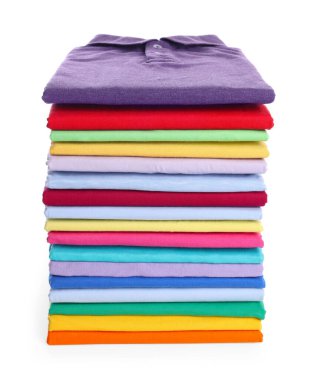 Beyaza izole edilmiş temiz renkli tişörtler yığını