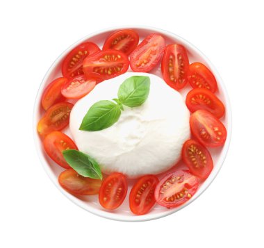 Lezzetli burrata peyniri, domates ve fesleğen beyaza izole edilmiş.