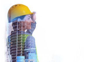 Mühendis ve bitirilmemiş bina beyaz arka planda, çifte çekim. Metin için alanı olan pankart tasarımı