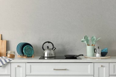 Gri duvarlı, şık bir mutfak. Metin için boşluk