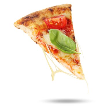 Beyaz arka planda havada lezzetli bir pizza dilimi