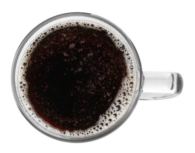 Bardak bardak koyu bira, beyaza izole edilmiş.
