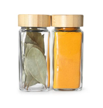 Koy yaprakları ve köri tozu beyaz kavanozlarda izole edilmiş.