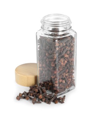 Cam kavanozdaki karanfil tomurcukları beyaza izole edilmiş.