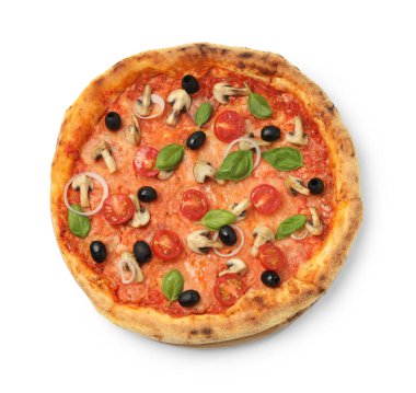 Domatesli, mantarlı, siyah zeytinli ve beyaz üzerine izole edilmiş fesleğenli lezzetli pizza.