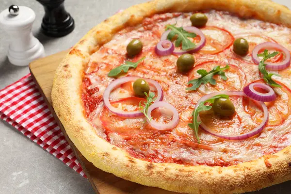 Açık gri arka planda lezzetli vejetaryen pizza, yakın plan.