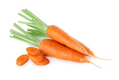 Beyaz havuçların üzerinde taze havuçlar.