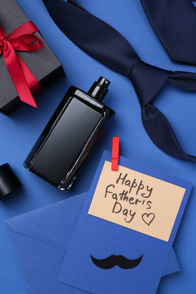 Tarjeta Felicitación Con Frase Feliz Día Del Padre Sobre Botella — Foto de Stock