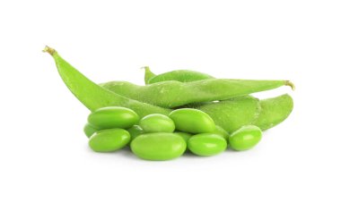 Çiğ yeşil edamame soya fasulyesi ve kabukları beyaz üzerine izole edilmiş.