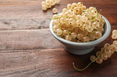 Tahta masada kasede taze üzümlü üzümler, metin için yer var.