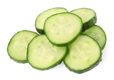 Beyaz üzerine izole edilmiş taze kesilmiş salatalık dilimleri.