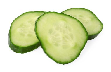 beyaz izole taze salatalık dilimleri