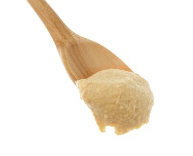 Beyaz humus üzerine izole edilmiş lezzetli bir kaşık.