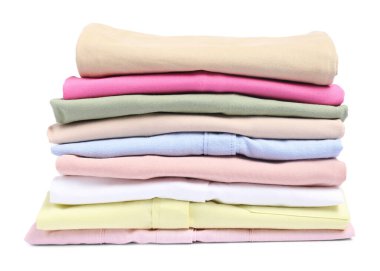 beyaz izole renkli elbise yığını