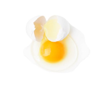 Kırık çiğ yumurta beyazda izole edilmiş.