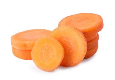 Taze olgun havuç dilimleri beyaz üzerinde izole edilmiş.