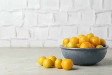 Açık dokulu masada olgun erikler, metin için boşluk