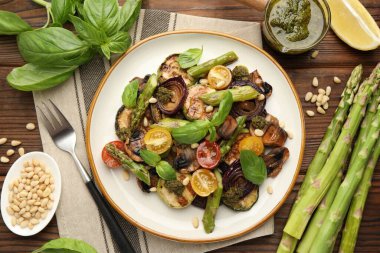 Izgara sebzeli, fesleğenli, soslu, çam fıstıklı ve çatallı nefis salata.