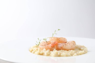 Karides ve peynirli leziz risotto, yakın plan.