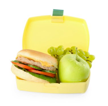 Hamburgerli plastik beslenme çantası ve beyaz üzerine izole edilmiş taze meyve.