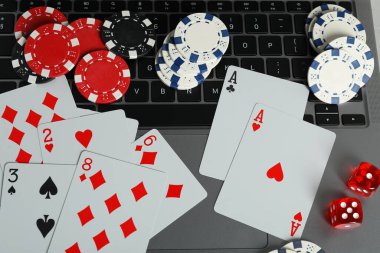 Çevrimiçi poker. Dizüstü bilgisayarda kart, zar ve çip oynamak, üst görünüm