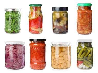 Farklı turşulu cam kavanozlar ve beyaz arka planda konserve yiyecekler.