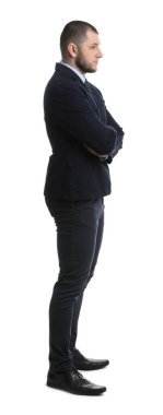 Beyaz arka planda şık takım elbiseli bir iş adamı.