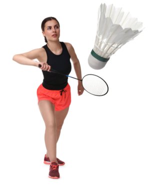 Beyaz arka planda raket ve kuş tüyü ile badminton oynayan genç bir kadın.