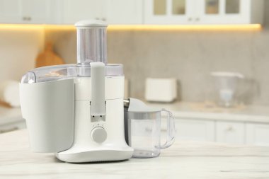 Mutfaktaki beyaz mermer masada modern meyve sıkacağı, metin için yer