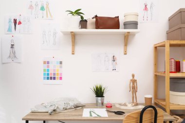 Kumaş örnekleri ve dikiş malzemeleriyle moda tasarımcısının işyeri