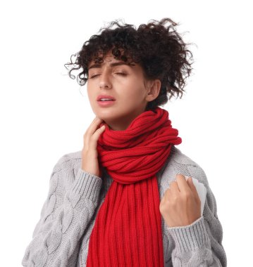 Soğuk semptom. Beyaz arka planda dokusu olan genç bir kadın.