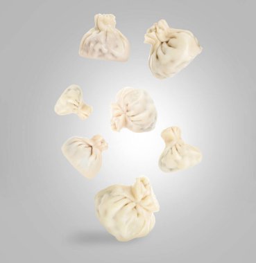 Gri gradyan arkaplana düşen lezzetli khinkali (Gürcü hamur tatlısı)